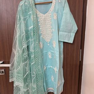 Kurtha With Threadwork Dupatta And Pants