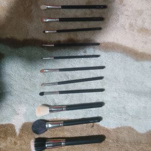 Urgent Sale For Makeup Brushes