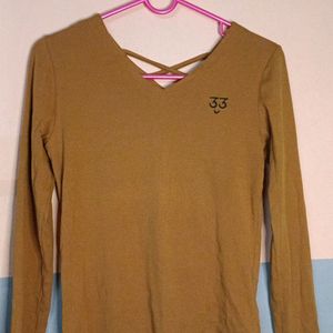 V-shaped Long-sleeve Shirt .