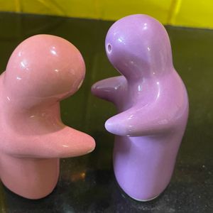 Salt And Pepper Shaker - Hugging Couple