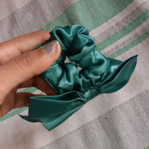 Satin Hair bow 🎀+2 Scrunchies