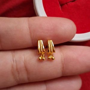 Beautiful New Small Earrings Gold