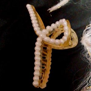 Korean White Pearl Clucher Or Clip