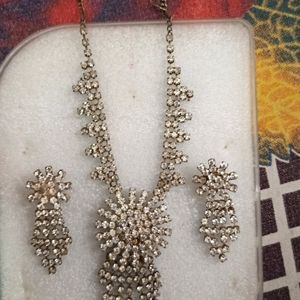 Beautiful Jewellery Set With Necklace And earrings