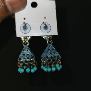 Beautiful New Earrings With Medium Size wich Brings Attractive Look to Girls of the Planet