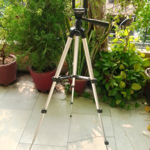 HIGH QUALITY TRIPOD STAND