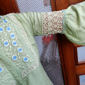 💚 Women Beautiful Thread Work Embroidery Kurta 💚