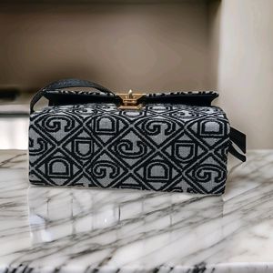 Crossbody Stylish Slingbag Black& White Versatile