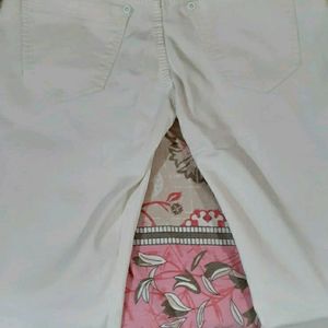 WHITE JEAN  (TOTALLY NEW ) Waist Size -28