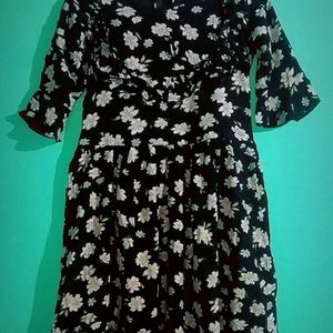 Black Anarkali Kurta With Flowers On It