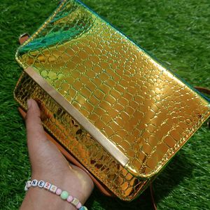 Colour changing side purse