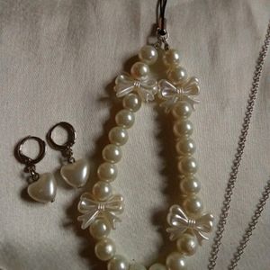 Pearl Bow Phonecharm