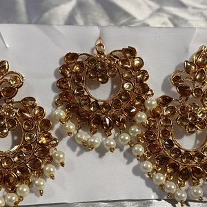 Stunning Golden Earrings With Mangtika