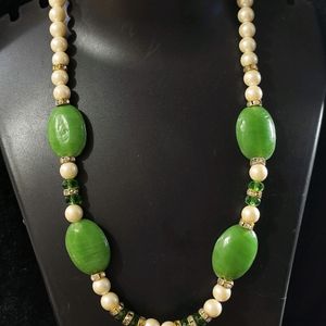 GREEN CRYSTAL AND PEARL NECKLACE SET