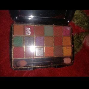 EYESHADOW PALETTE FOR PARTY MAKEUP 18 COLOURS