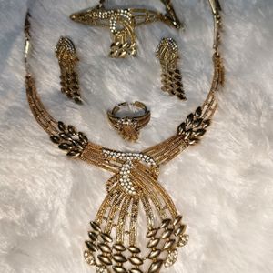 Radiant Golden Diamond Jewelry Set - Necklace