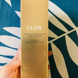 Glow Iridescent Brightening Form Cleanser