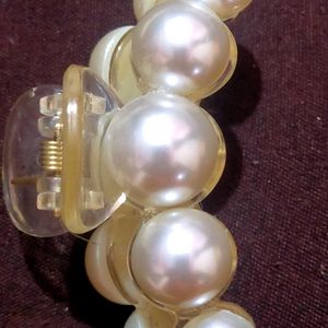 White Pearl Fashionable Clutcher