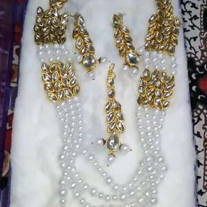 Jwellery Set With Earrings And Maang Tika