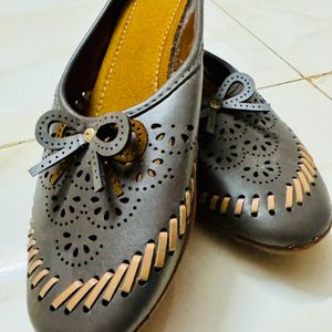 Women Mojris Flats