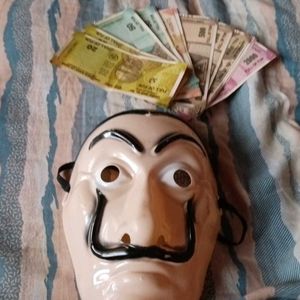 Money Hiest Mask and fake Currencies.