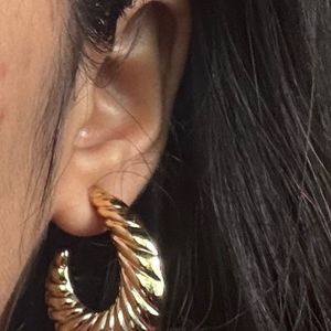 Flat croissant earrings (gold finish)