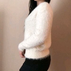 Sweater For Women In Good Condition .