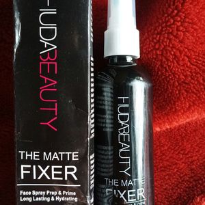 Huda Beauty The Matte Fixer