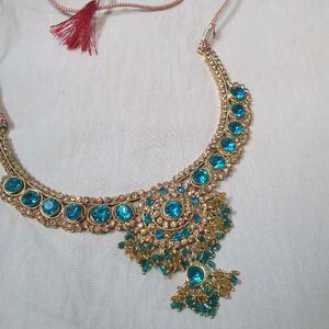 Set With Earrings And Tika