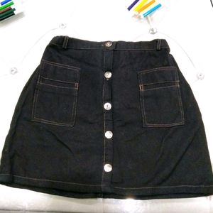 BEAUTIFUL SKIRT WITH DETAILING OF BUTTON