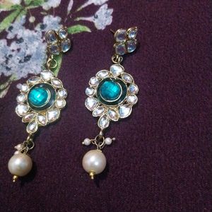 Sot jewellery set with earnings