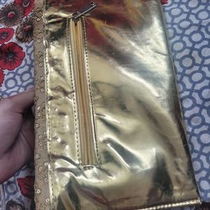 **GOLDEN CLUTCH**