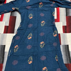 Blue Kurta With Flower Print On It For Women