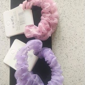 4 scrunchies