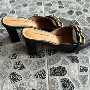 Black And Gold Colour Chain In Middle Heel