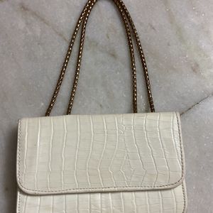 WHITE HANDHELD BAG