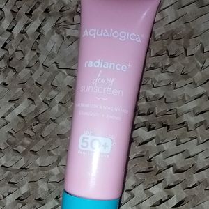 Aqualogica Radiance Dewy Sunscreen