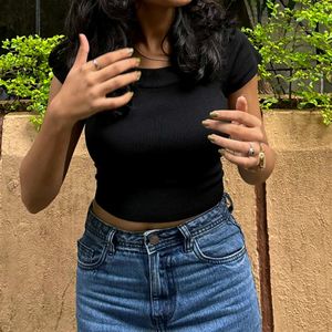 Black knot crop top📣📣