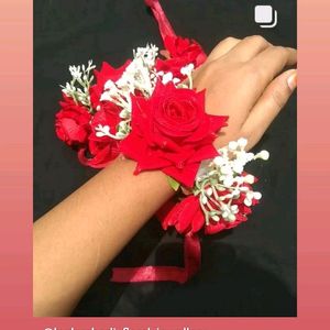 Hands Gajre Roses