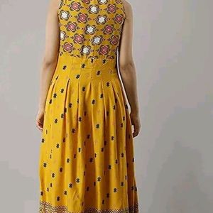 Wome Beautiful Yellow Sleeveless Gown