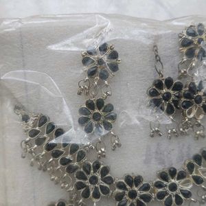 Black Stone Necklace Set With Mangtika