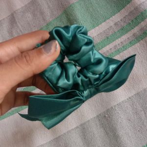 Hair Bow with 2 scrunchies free off cost