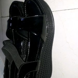 Flat sol heel sandal in black colour