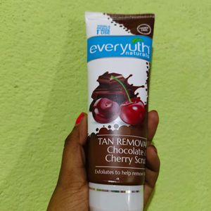 Everyuth Naturals Tan Removal Scrub 🩷