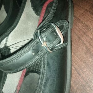 Black shoe With Free 2 Pair Shocks