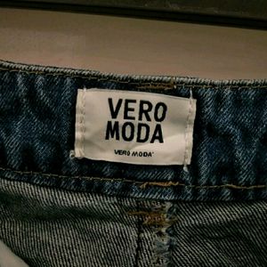 Veromoda Beautiful Short With Lace Detailing