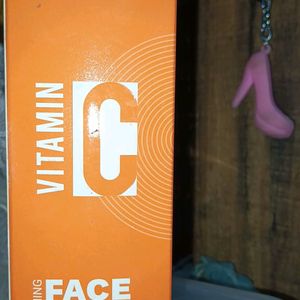 VLCC  Vitamin C Foaming Facewash