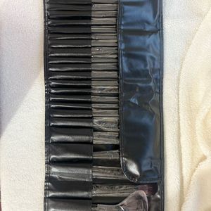 24 Set Of Professional Makeup Brushes