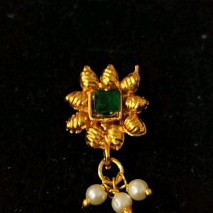 GREEN DIAMOND AND PEARLS PRESSED NOSE PIN
