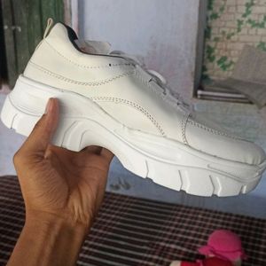 Men White Sneker Size 7